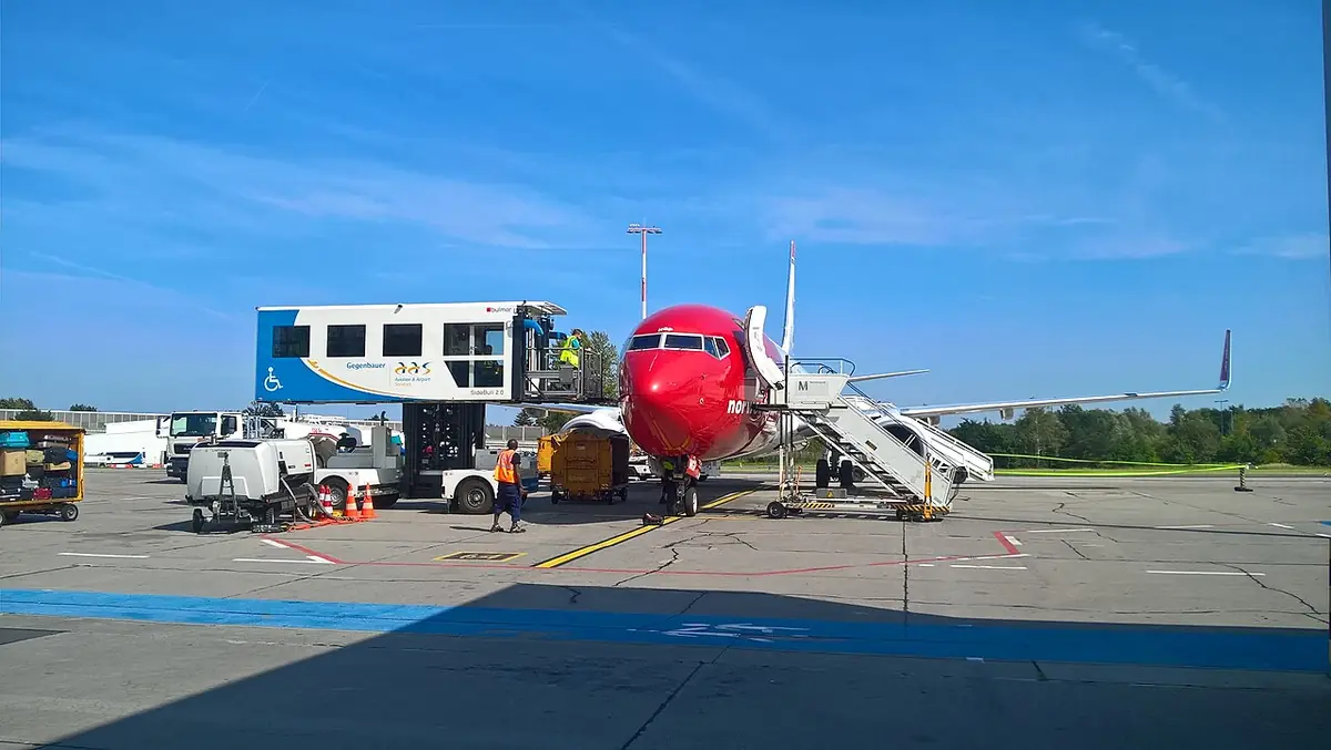 Veículo elevador, chamado ambulift, encostado na porta de um avião para embarcar passageiros que não podem usar escada