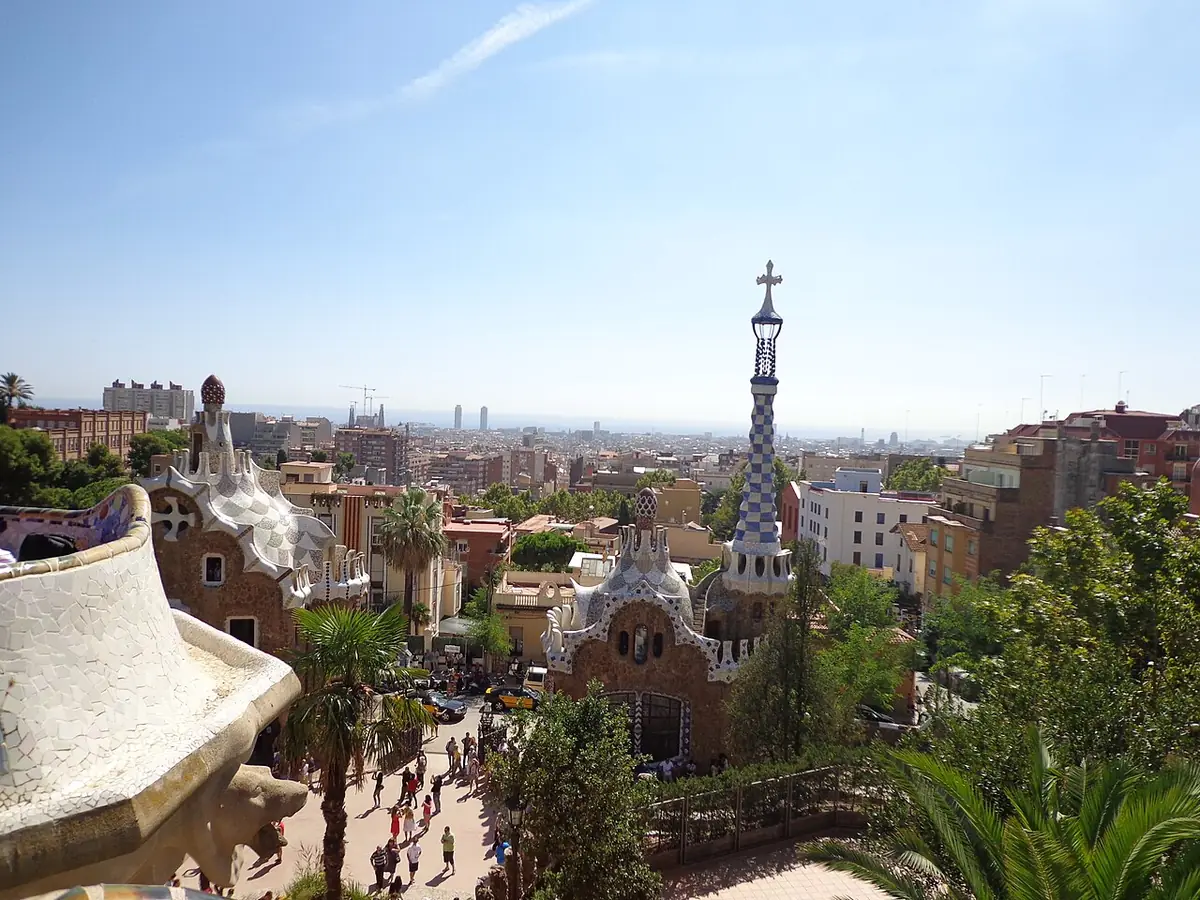 Vista de Barcelona a partir do Park Güell, com as casinhas de Gaudí