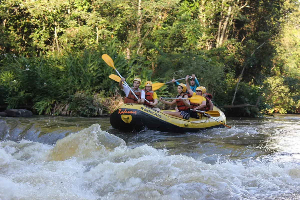 Bote de rafting no rio em Brotas