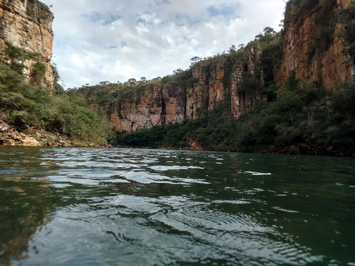 Cânions de Furnas, em Capitólio, vistos da água