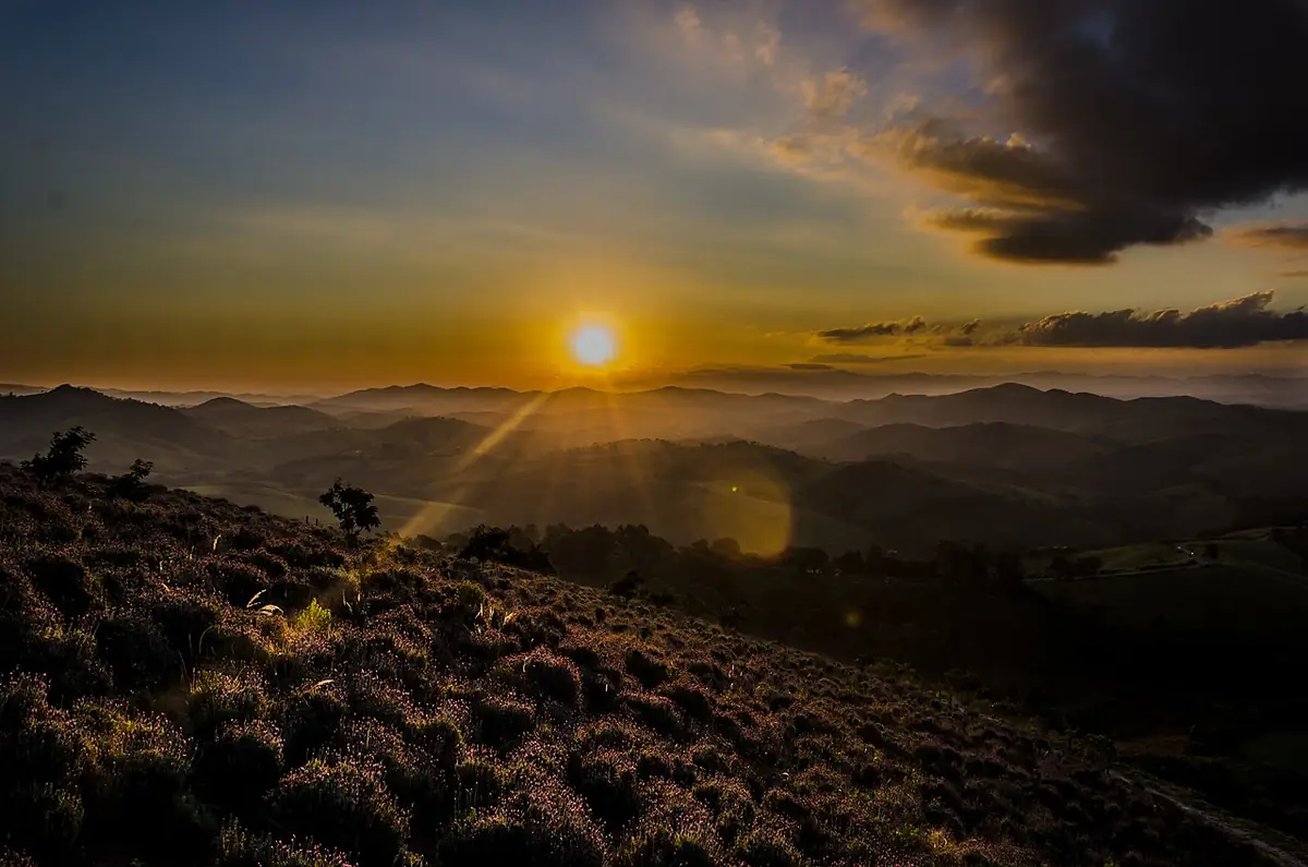 Pôr do sol sobre as montanhas de Cunha