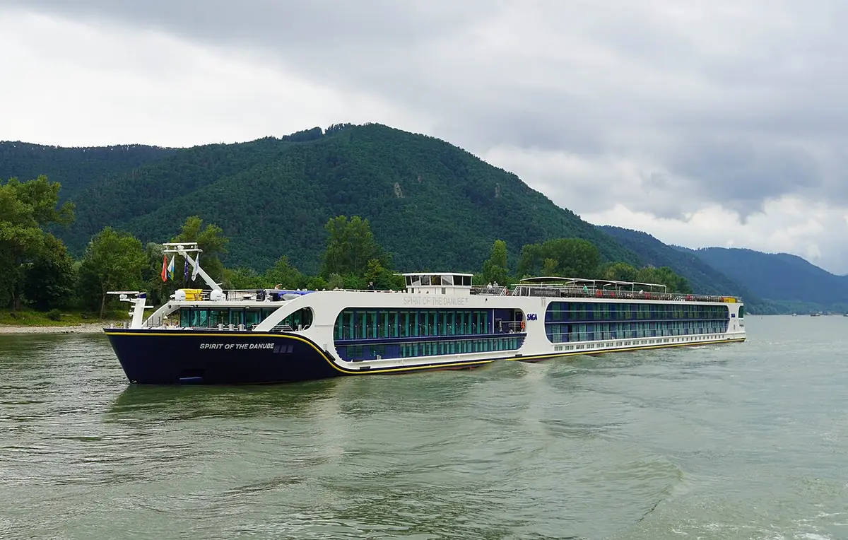 Navio de cruzeiro fluvial no rio Danúbio, no vale de Wachau, na Áustria