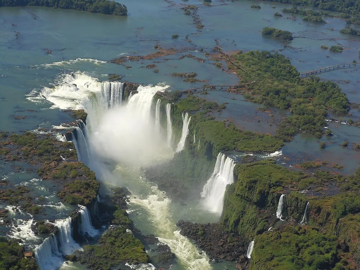 Vista aérea da Garganta do Diabo, nas Cataratas do Iguaçu
