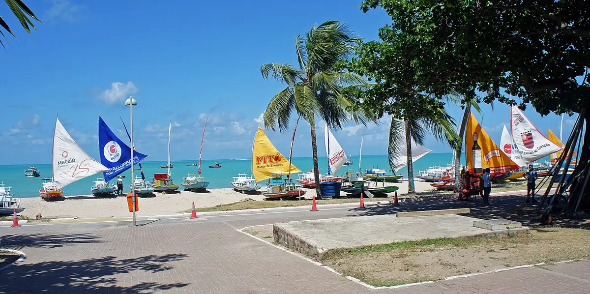 Jangadas coloridas na praia de Pajuçara, em Maceió