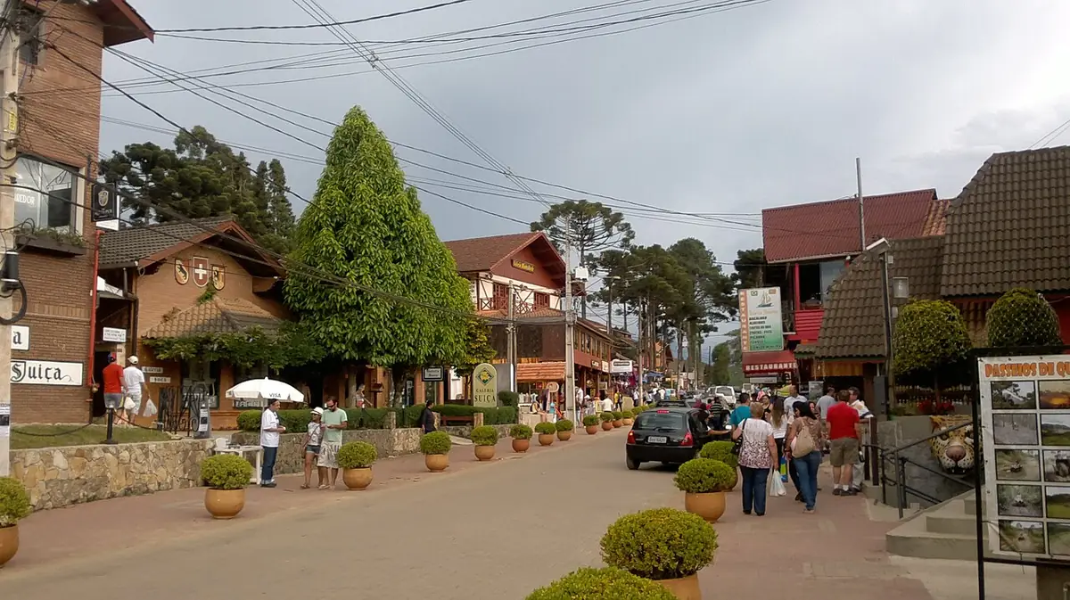 Rua principal de Monte Verde, com casas em estilo de montanha