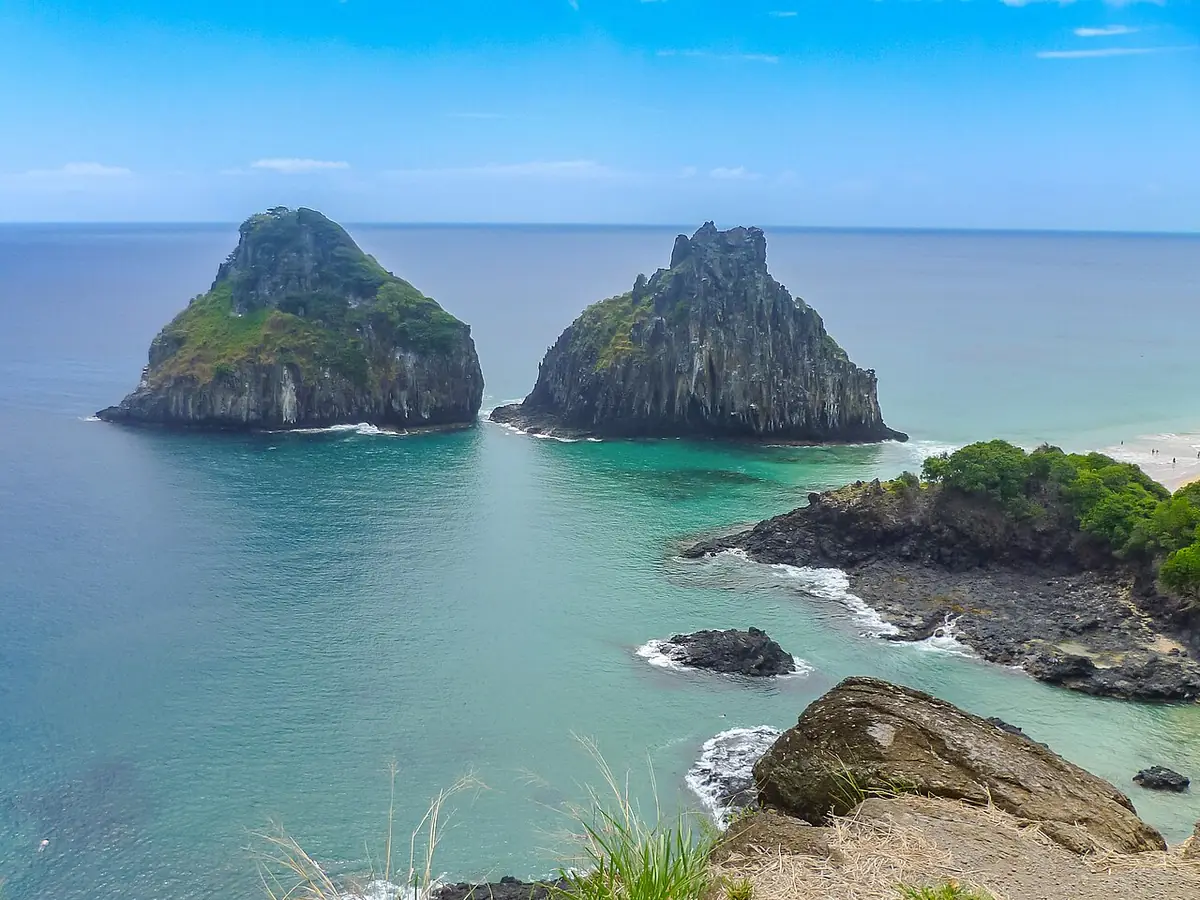 Morro Dois Irmãos e o mar verde de Fernando de Noronha