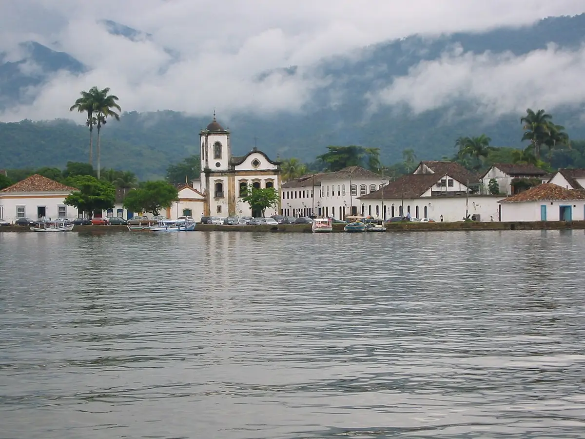 Igreja e casario de Paraty vistos do mar