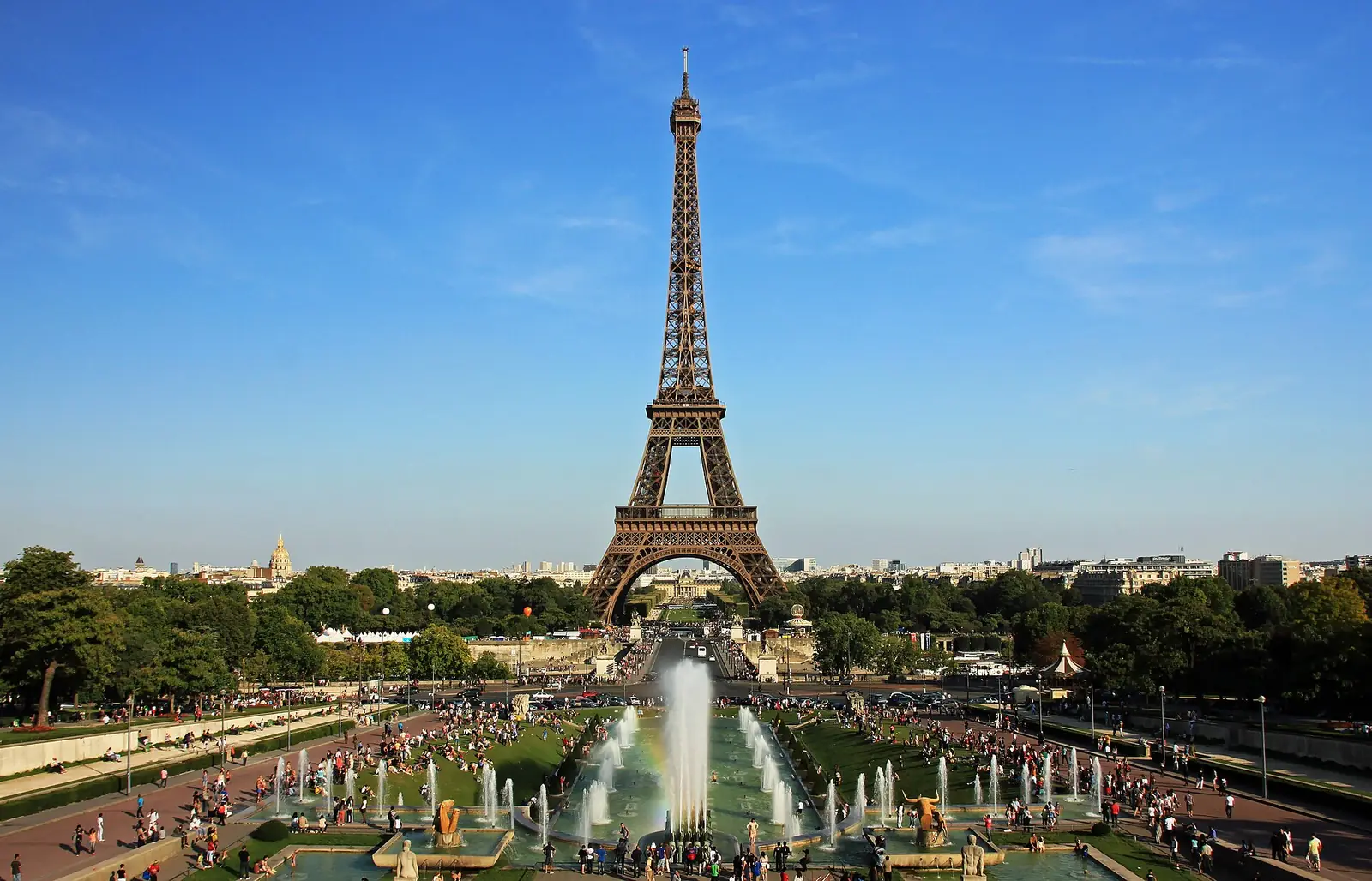 Torre Eiffel vista dos jardins do Trocadéro num dia de verão, em Paris