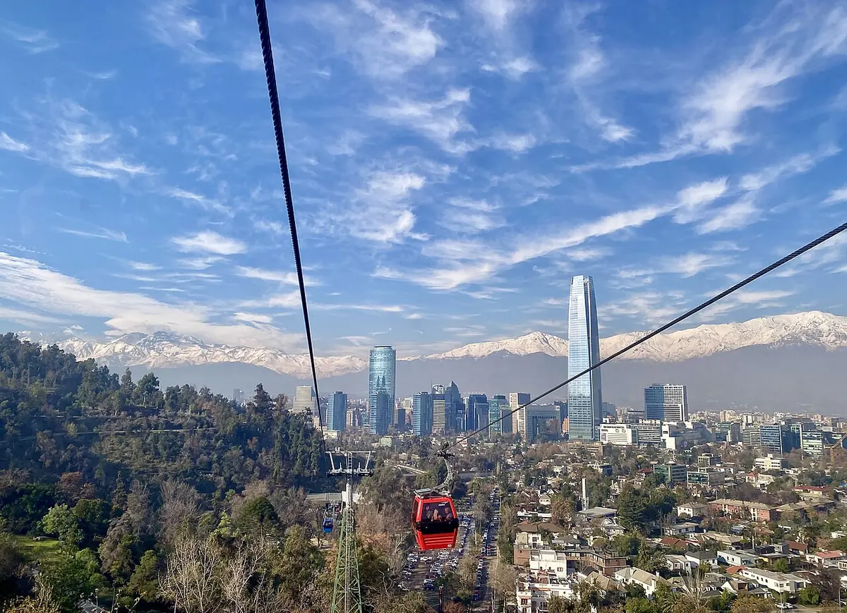 Teleférico do Cerro San Cristóbal com Santiago e a Cordilheira dos Andes ao fundo